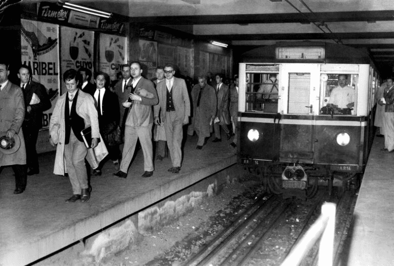 Usuarios de la Línea C durante el descenso en la estación Retiro. Las fotografías permiten conocer sobre el estilo y vestimenta de la época. 1961. Archivo General de la Nación.