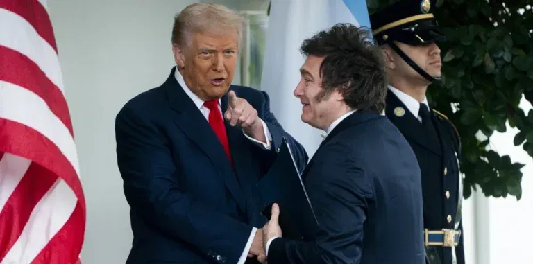 El acuerdo se encuentra en una fase de definiciones. Si bien algunos plazos (como el acceso de aves de corral estadounidenses) se fijan en el término de un año, la letra chica y la lista final de productos beneficiados para Argentina están supeditadas a la aprobación del Congreso estadounidense y a la firma final del entendimient