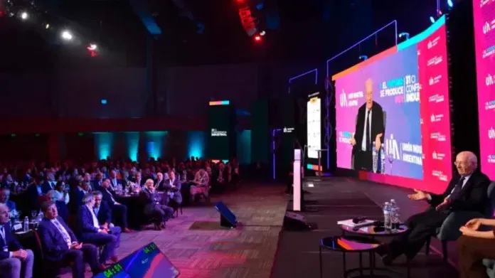 Hace pocas semanas, Paolo Rocca fue keynote speaker en el cierre de la última Conferencia Industrial, presidida por Martin Rappallini, Presidente de la UIA, y Martin Cabrales, Presidente de la Conferencia. En ese ámbito, Rocca, al igual que su padre en los 90s, volvió a plantear la necesidad de una política industrial, tal vez, más urgente hoy porque constituimos una excepción frente al resto del mundo.