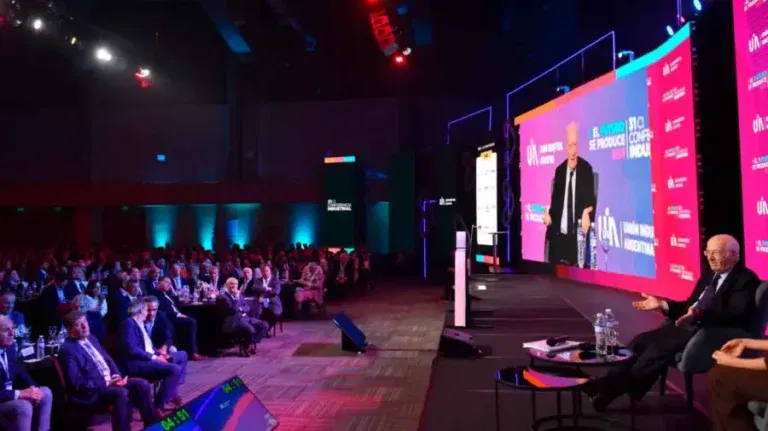 Hace pocas semanas, Paolo Rocca fue keynote speaker en el cierre de la última Conferencia Industrial, presidida por Martin Rappallini, Presidente de la UIA, y Martin Cabrales, Presidente de la Conferencia. En ese ámbito, Rocca, al igual que su padre en los 90s, volvió a plantear la necesidad de una política industrial, tal vez, más urgente hoy porque constituimos una excepción frente al resto del mundo.