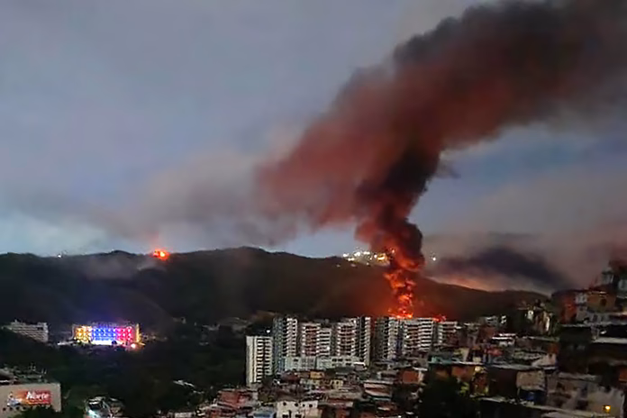 Un gran incendio se propagó en Fuerte Tiuna, el mayor complejo militar de Venezuela, tras una serie de ataques de EE.UU. (STR/AFP