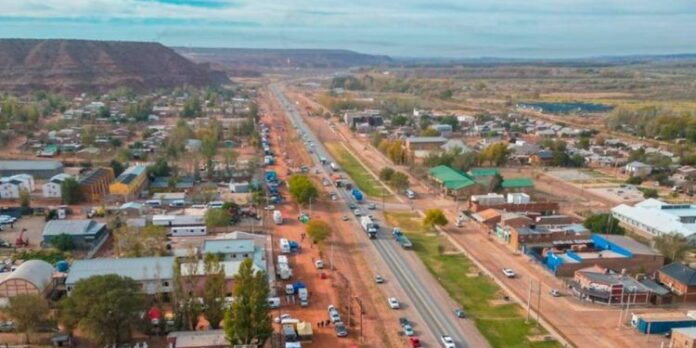 Añelo, la autodenominada capital de Vaca Muerta, es un lugar de contrastes. Ubicada a 100 kilómetros de Neuquén capital, esta localidad pasó de ser un caserío con poco más de mil habitantes en los '90, a albergar alrededor de 10.000 en la actualidad y con ínfulas de convertirse en la Dubai argentina para 2030, cuando estiman que la población ascenderá a 30.000 personas Añelo, la autodenominada capital de Vaca Muerta, es un lugar de contrastes. Ubicada a 100 kilómetros de Neuquén capital, esta localidad pasó de ser un caserío con poco más de mil habitantes en los '90, a albergar alrededor de 10.000 en la actualidad y con ínfulas de convertirse en la Dubai argentina para 2030, cuando estiman que la población ascenderá a 30.000 personas